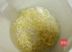 Illustration of how to make fried noodles with shredded eggplant 4