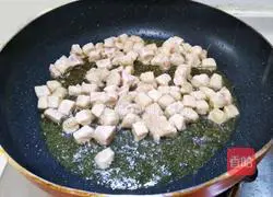 Illustration of how to make lettuce, carrot and diced pork fried rice 7