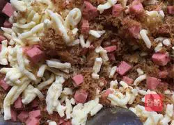 Illustration of how to make meat floss sausage dough cake 2