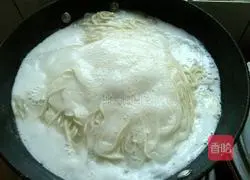 Illustration of how to make noodles with scallion oil 7