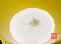 Illustration of how to make large dumplings with vegetarian filling 1