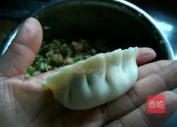 Illustration of how to make cabbage, shrimp skin and pork dumplings 11