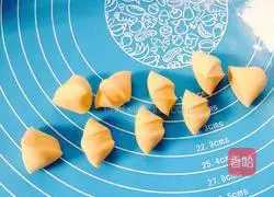 Illustration of how to make carrot and pork dumplings 10