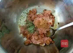 Illustration of how to make pork and leek stuffed dumplings 4