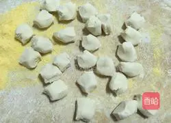 Illustration of how to make dumplings stuffed with pickled cabbage and oil residue 8