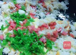 Illustration of how to make egg fried rice 8