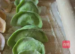 Illustration of how to make green dumplings with vegetables and meat 11