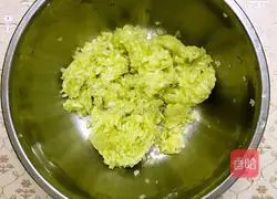 Illustration of how to make dumplings stuffed with mutton and zucchini 6