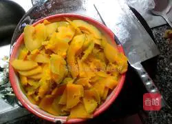 Illustration of how to make pumpkin steamed buns 4