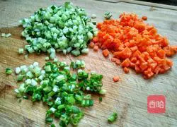 Illustration of how to make three-color quinoa, vegetable and egg fried rice 8