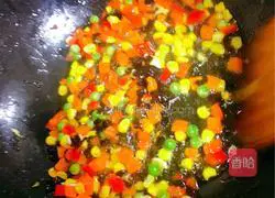 Illustration of how to make colorful egg fried rice 8