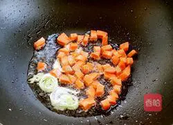 Illustration of how to make curry apple fried rice 4