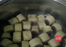 Illustration of how to make mung bean and red bean steamed bun rolls 7 