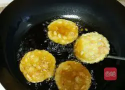 Illustration of how to make white rice and shrimp cakes 8