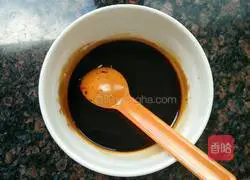 Illustration of how to make noodles with scallion oil 7