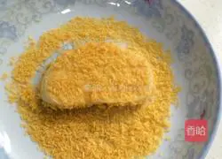 Illustration of how to make golden steamed bun slices 3