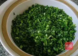 Illustration of how to make leek, egg and shrimp skin dumplings 5