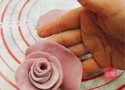 Illustration of how to make rose steamed buns 9