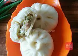 Illustration of how to make celery and pork stuffed buns 11