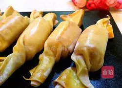 Illustration of how to make grilled sausages in wonton wrappers 7