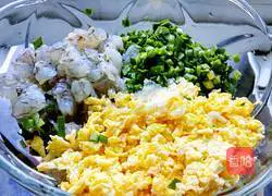 Illustration of how to make chives, shrimps and egg pancakes 5