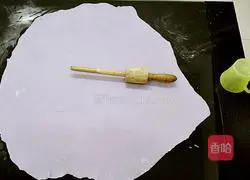 Purple dumpling skin (purple cabbage) Illustration of making homemade dumplings 3