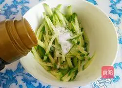 Illustration of how to make cucumber noodles 2
