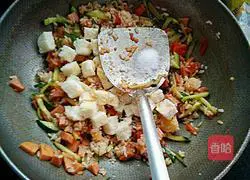 Illustration of how to make fried rice with egg buns and steamed buns 8