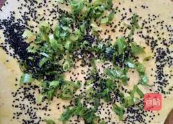 Illustration of how to make scallion pancake 6