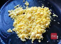 Illustration of how to make chives, shrimps and egg pancakes 3