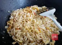Illustration of how to make simple egg and tomato fried noodles 9