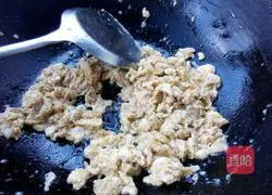 Illustration of how to make bacon and egg fried rice 3