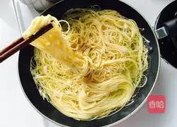 Illustration of making fried noodles with light soy sauce 2