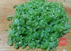 Illustration of how to make green bean and pork buns 4