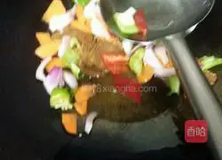 Illustration of how to make potato-roasted beef noodles 7