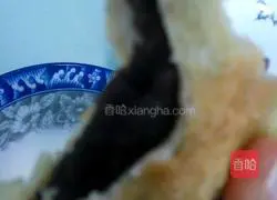 Illustration of how to make black sesame and red bean paste pie 11