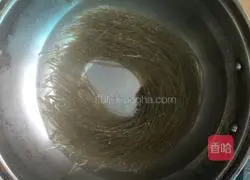 Illustration of how to make spicy vermicelli bun filling 1