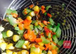 Illustration of how to make shrimp and egg fried rice 4