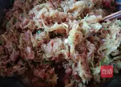 Illustration of how to make radish meat dumplings 7