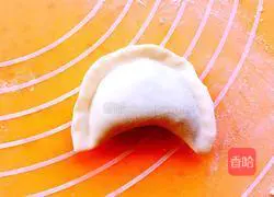 Illustration of how to make lace dumplings (sauerkraut and fresh meat stuffing) 13