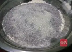 Illustration of how to make black rice noodles steamed buns 2