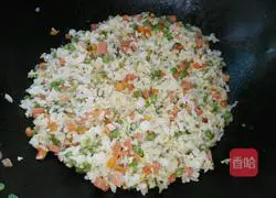 Illustration of how to make fried rice with carrots, beans, eggs and eggs 7