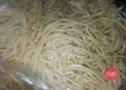 Illustration of how to make fried noodles with wild vegetables 3