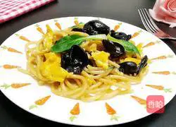 Illustration of how to make fried noodles with vegetables, fungus, and eggs 9