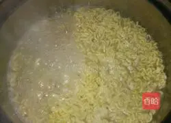 Illustration of how to make fried instant noodles 1