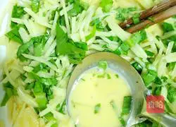 Illustration of how to make lettuce and potato shredded cakes 1