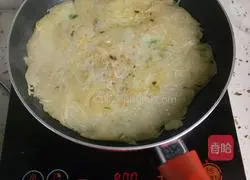 Illustration of how to make potato shredded pancakes 4