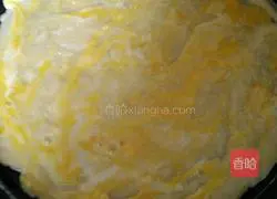 Illustration of how to make egg-filled pancakes 4