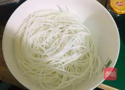 Illustration of how to make spicy and sour duck blood potato powder 1