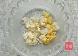 Illustration of how to make chicken leg stewed rice 3